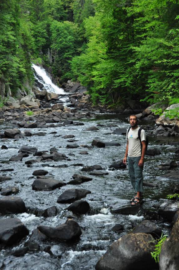 Rio cheio de corredeiras no Parc National du Mont -Tremblant, na província de Quebec, no Canadá